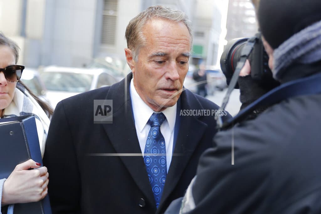 Бывший член палаты представителей США Крис Коллинз признал себя виновным в инсайдерской торговле и лжи ФБР. В 2020 году он был приговорен к 26 месяцам тюремного заключения